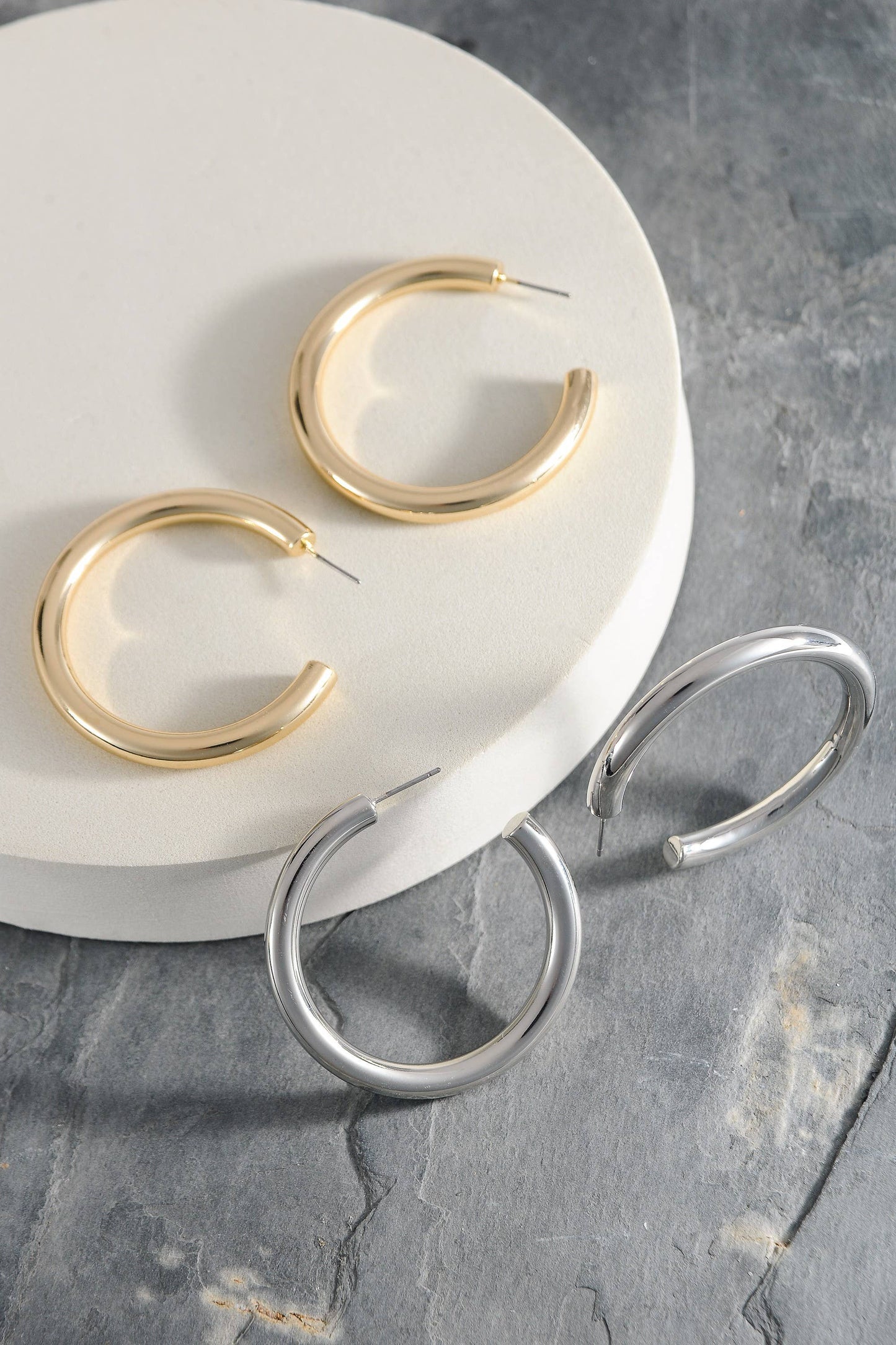 CLASSIC CHUNKY HOOP EARRINGS 1.75 INCH | 10E3032446: GOLD