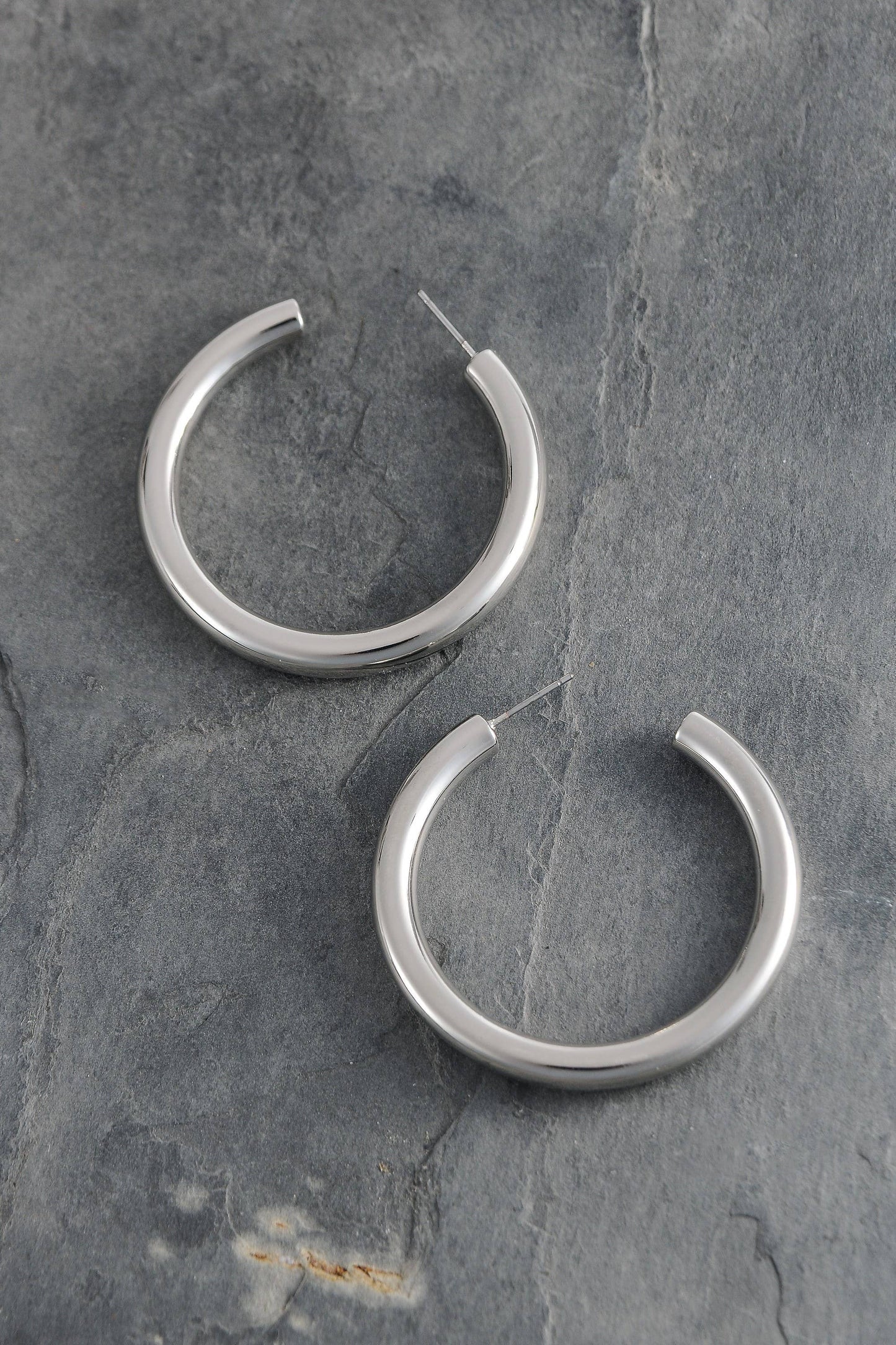 CLASSIC CHUNKY HOOP EARRINGS 1.75 INCH | 10E3032446: GOLD