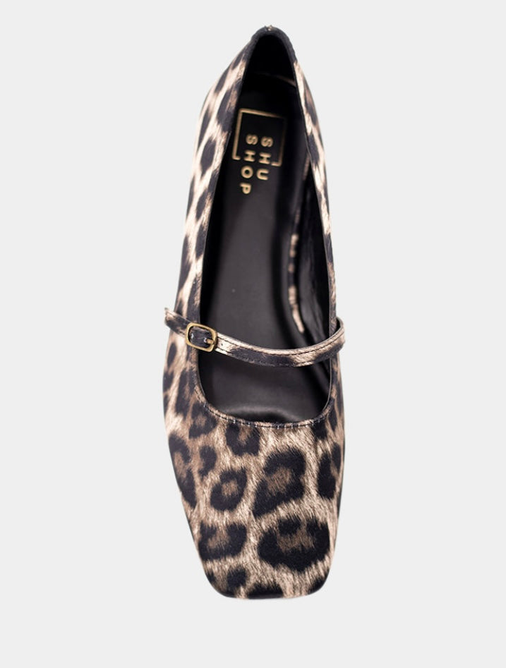 Adele Flat