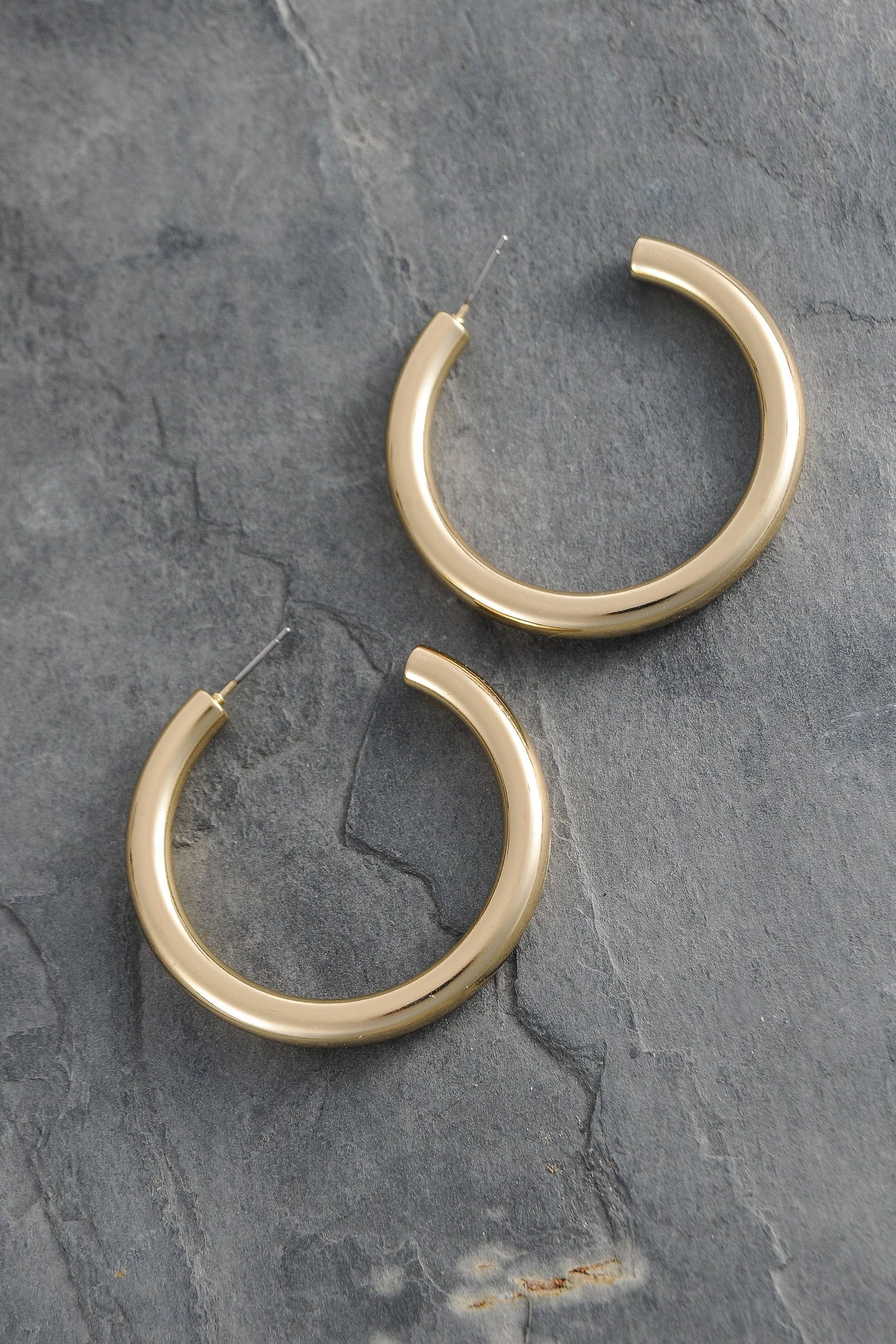 CLASSIC CHUNKY HOOP EARRINGS 1.75 INCH | 10E3032446: GOLD